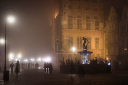 Nebelschwaden auf der Langen Gasse in der Hauptstadt Danzig. Polen