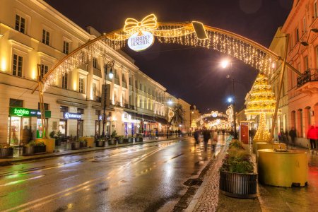 Téléchargez les photos : Warszawa, Pologne - 27 janvier 2024 : Décorations lumineuses de Noël dans les rues de Varsovie au crépuscule, Pologne. - en image libre de droit