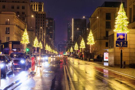 Foto de Warszawa, Polonia - 27 de enero de 2024: Decoraciones de Navidad en las calles de Varsovia al atardecer, Polonia. - Imagen libre de derechos
