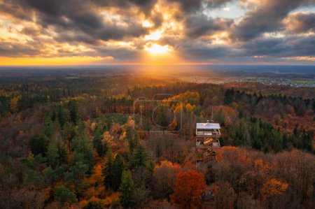 Hermoso paisaje de Kashubia en otoño con la torre de observación en Wiezyca, Polonia