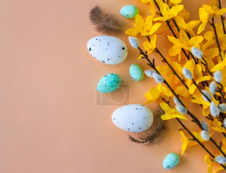 Foto de Composición de flores y huevos de Pascua sobre un fondo pastel - Imagen libre de derechos
