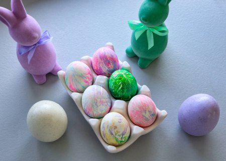 Foto de Composición de conejos y huevos de Pascua sobre un fondo gris - Imagen libre de derechos