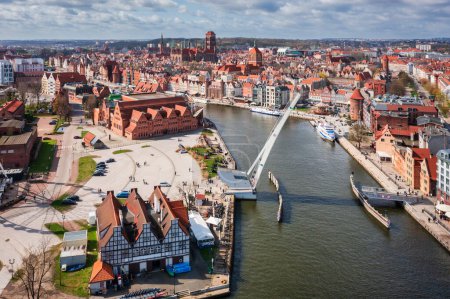 Foto de Paisaje aéreo de la ciudad principal de Gdansk por el río Motlawa, Polonia. - Imagen libre de derechos