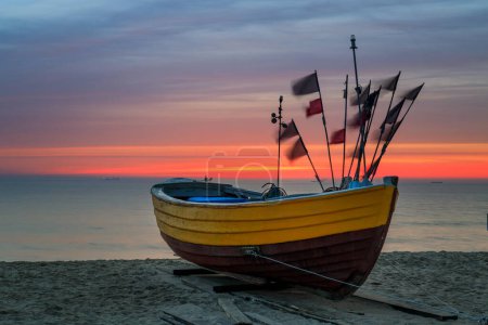 Téléchargez les photos : Beautiful sunrise on the beach of Baltic Sea in Sopot, Poland - en image libre de droit