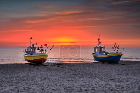 Téléchargez les photos : Beautiful sunrise on the beach of Baltic Sea in Sopot, Poland - en image libre de droit