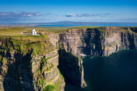 Téléchargez les photos : Paysage aérien avec les falaises de Moher dans le comté de Clare, Irlande. - en image libre de droit