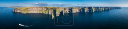 Téléchargez les photos : Panorama aérien avec les falaises de Moher dans le comté de Clare, Irlande. - en image libre de droit