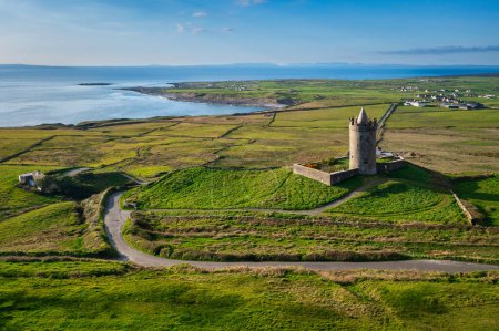 Téléchargez les photos : Tour du château de Doonagore au soleil couchant, Co. Clare, Irlande - en image libre de droit