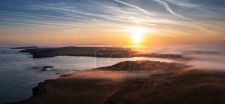Téléchargez les photos : Lever de soleil brumeux sur la côte rocheuse de Kilkee, Co. Clare. Irlande - en image libre de droit