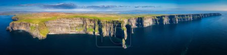 Téléchargez les photos : Paysage aérien avec les falaises de Moher dans le comté de Clare, Irlande - en image libre de droit