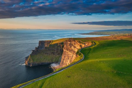 Téléchargez les photos : Paysage aérien avec les falaises de Moher dans le comté de Clare au coucher du soleil, Irlande. - en image libre de droit