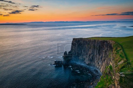 Téléchargez les photos : Paysage aérien avec les falaises de Moher dans le comté de Clare au coucher du soleil, Irlande. - en image libre de droit