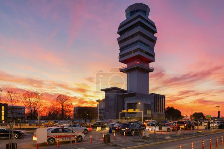 Téléchargez les photos : Belgrade, Serbia - February 18, 2023: Heavy traffic close to new Air Traffic Control Tower at Nikola Tesla Airport. It is the largest and busiest airport in Serbia, situated near the suburb of Surcin. - en image libre de droit