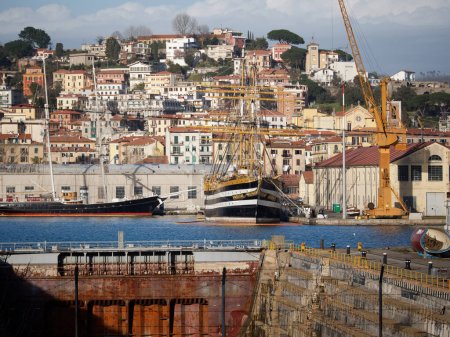 Téléchargez les photos : La Spezia, Italie. Le 10 mars 2023. Navire scolaire de la Marine italienne. Amerigo Vespucci amarré à la spezia - en image libre de droit