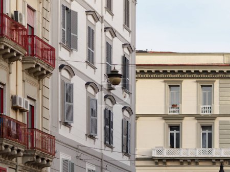 Téléchargez les photos : Bâtiments extérieurs architecture sur la Via Caracciolo (Lungomare di Napoli a Mergellina) promenade au bord de la mer Méditerranée à Naples, Italie - en image libre de droit