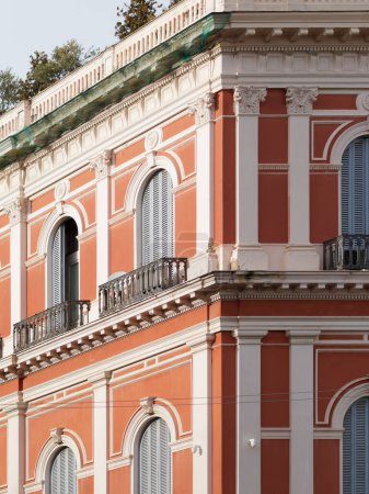 Téléchargez les photos : Bâtiments extérieurs architecture sur la Via Caracciolo (Lungomare di Napoli a Mergellina) promenade au bord de la mer Méditerranée à Naples, Italie - en image libre de droit