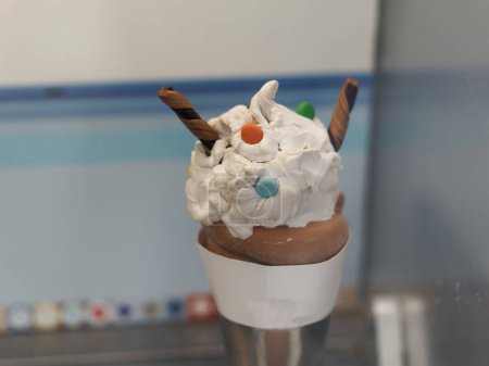 Téléchargez les photos : Cuillères de crème glacée dans des cônes - en image libre de droit