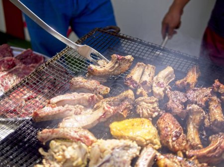 Foto de Detalle de la carne asada encima de una barbacoa - Imagen libre de derechos
