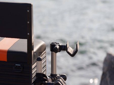 Téléchargez les photos : Détail de boîte de siège de pêche près de se - en image libre de droit