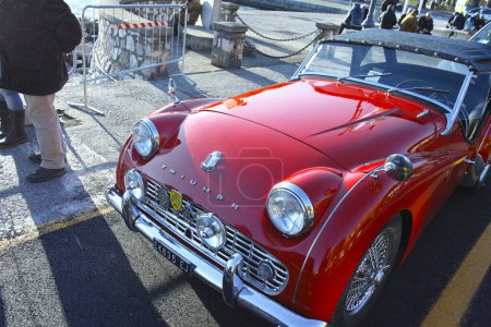 Téléchargez les photos : 24 novembre 2023- Une voiture de sport Triumph TR3 rouge classique exposée lors d'un salon automobile vintage à La Spezia, Italie - en image libre de droit