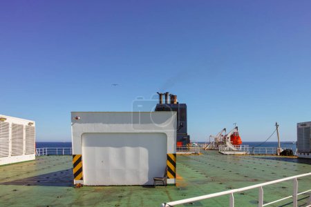 Téléchargez les photos : Détail du pont supérieur du grand navire roro - en image libre de droit