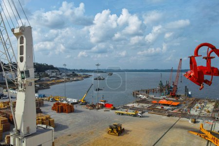 grand porte-conteneurs dans le port de Libreville au Gabon Afrique de l'Ouest

