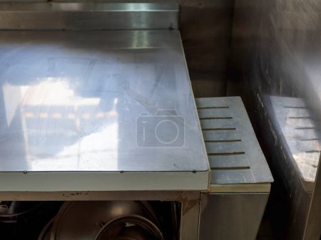 Téléchargez les photos : Gros plan des planches à découper dans la cuisine commerciale - en image libre de droit
