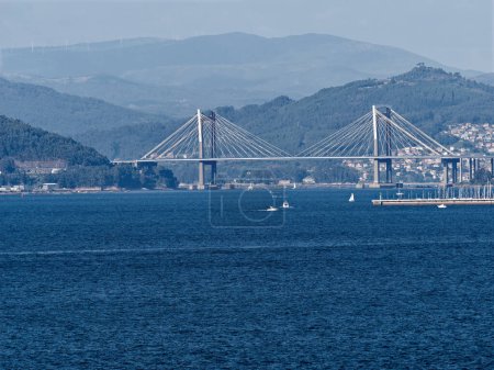 Foto de Vista de la Ría de Vigo con el puente Rande, en Galicia, España - Imagen libre de derechos