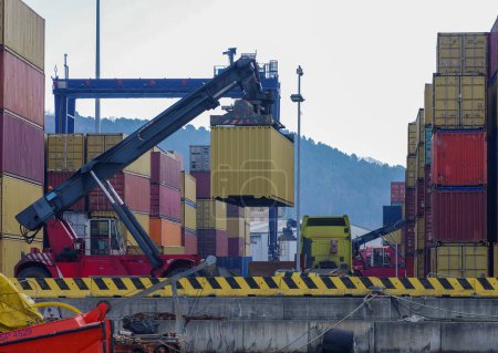 Terminal de fret de conteneurs du port maritime de Spezia. Secteur mondial de la logistique maritime. Transports maritimes.