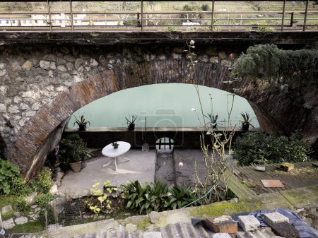 Garten unter Brücke in Borgo a Mozzano, Italien