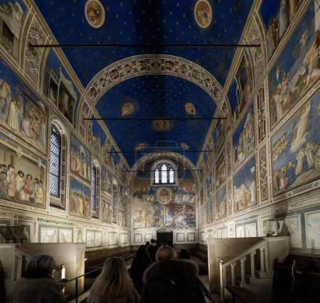 Téléchargez les photos : PADUA, ITALIE - 17 JANVIER 2024 : A l'intérieur de la chapelle Scrovegni avec des fresques du XIVe siècle de Giotto. - en image libre de droit