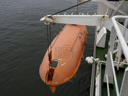 Rettungsboot des großen Schiffes in der Navigation