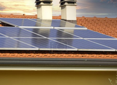 Téléchargez les photos : Détail de la centrale solaire sur un toit - en image libre de droit