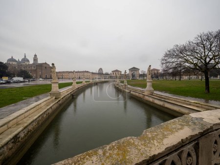 Historischer Kanal in Padua, Venetien, Italien, geschmückt mit charmanten Monumenten, die das reiche Erbe und die malerische Schönheit dieser italienischen Stadt präsentieren