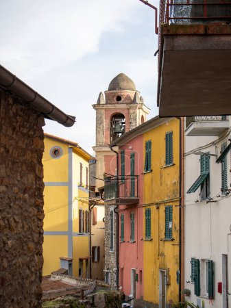 Téléchargez les photos : Cerise un très beau village médiéval près de La Spezia - en image libre de droit