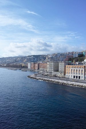 Foto de Ambos distritos históricos de Nápoles, Chiaia y Pallonetto muestran una arquitectura maravillosa. Aquí el paseo marítimo visto desde Castel dell 'Ovo - Imagen libre de derechos