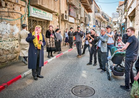Foto de JERUSALEM, ISRAEL - 22 de marzo de 2019: Un hombre con una máscara de Donald Trump en el barrio judío religioso de Mea Shearim en Jerusalén. - Imagen libre de derechos