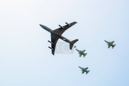 Foto de Reabastecimiento de combustible de aviones militares israelíes F16 en el aire. - Imagen libre de derechos