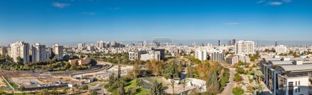 Foto de TEL AVIV, ISRAEL - 29 DE DICIEMBRE DE 2023: Panorama de Gush Dan, Tel Aviv, de la Universidad de Bar Ilan. Área Metropolitana de Tel Aviv. - Imagen libre de derechos