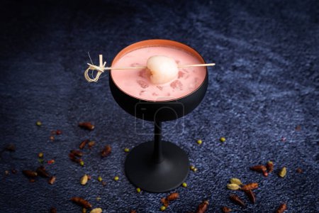 Téléchargez les photos : Coktail célèbre et goûté dans un beau verre - en image libre de droit