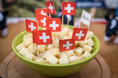 Téléchargez les photos : 21 octobre 2021 LYON, RHONE ALPES AUVERGNE, FRANCE : Fromage suisse nommé Le Gruyere AOP suisse prêt à manger pour apéritif - en image libre de droit