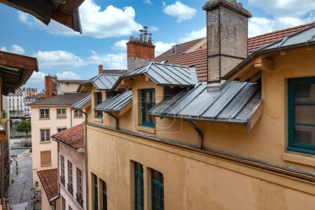 Téléchargez les photos : View of the roofs in the old district named saint Jean in Lyon, France - en image libre de droit