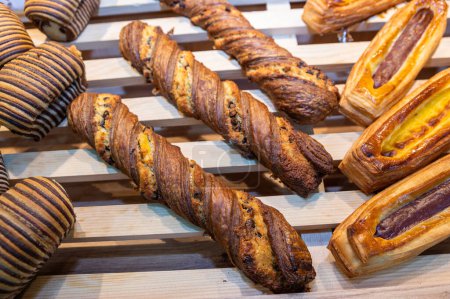 Téléchargez les photos : Famous french pastery named chocolatine or chocolate bread - en image libre de droit
