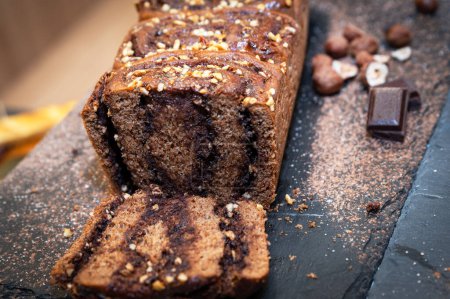 Téléchargez les photos : Beautiful and tasted chocolate cake ready to be eat - en image libre de droit