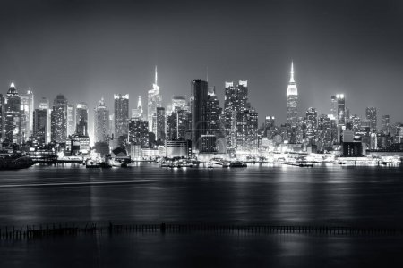 Foto de Ciudad de Nueva York skyline con rascacielos urbanos al atardecer, EE.UU.. - Imagen libre de derechos