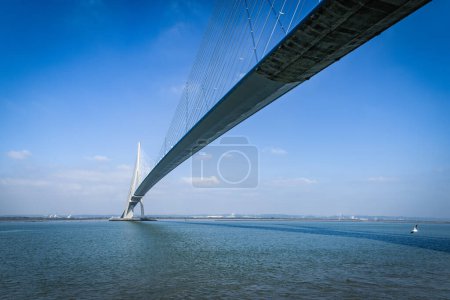 Téléchargez les photos : Pilier du pont "Pont de Normandie" reflété dans la Seine au Havre, France - en image libre de droit