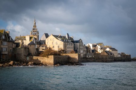 hermoso paisaje y Roscoff ciudad en Bretagne, Francia