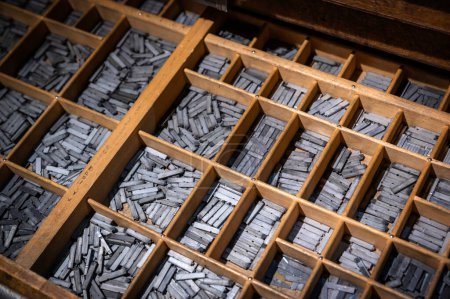 Téléchargez les photos : Old printing company with old metal letters in a drawer - en image libre de droit