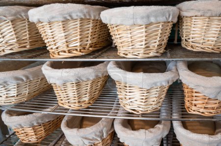 Foto de Pancartas apiladas de pan para la producción de panadería - Imagen libre de derechos