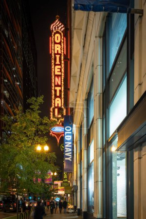 Foto de Chicago, Estados Unidos - 13 de octubre de 2018: Signo icónico en el Chicago Theater de Chicago. El teatro abrió sus puertas en 1921 y fue renovado en la década de 1980. Este signo es un hito famoso y emblemático de Chicago. - Imagen - Imagen libre de derechos